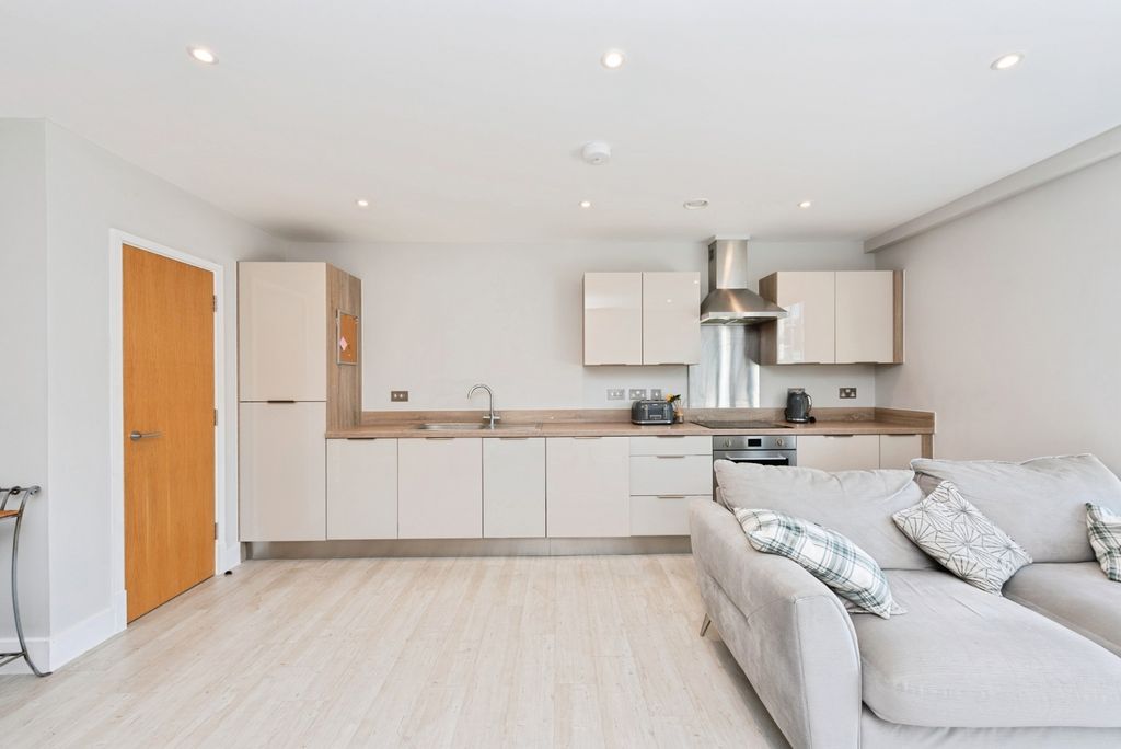 Property photo 3 of 15 Kitchen/Reception