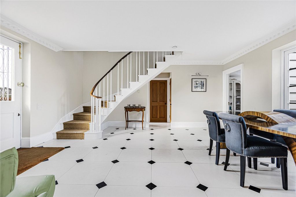 Property photo 2 of 19 Entrance Hall