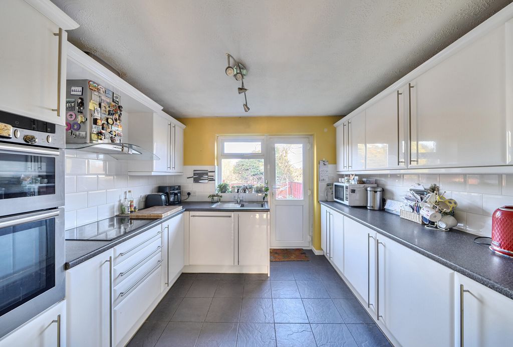 Property photo 3 of 22 1394792-9-694545c...