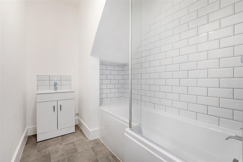 Property photo 2 of 7 Bathroom