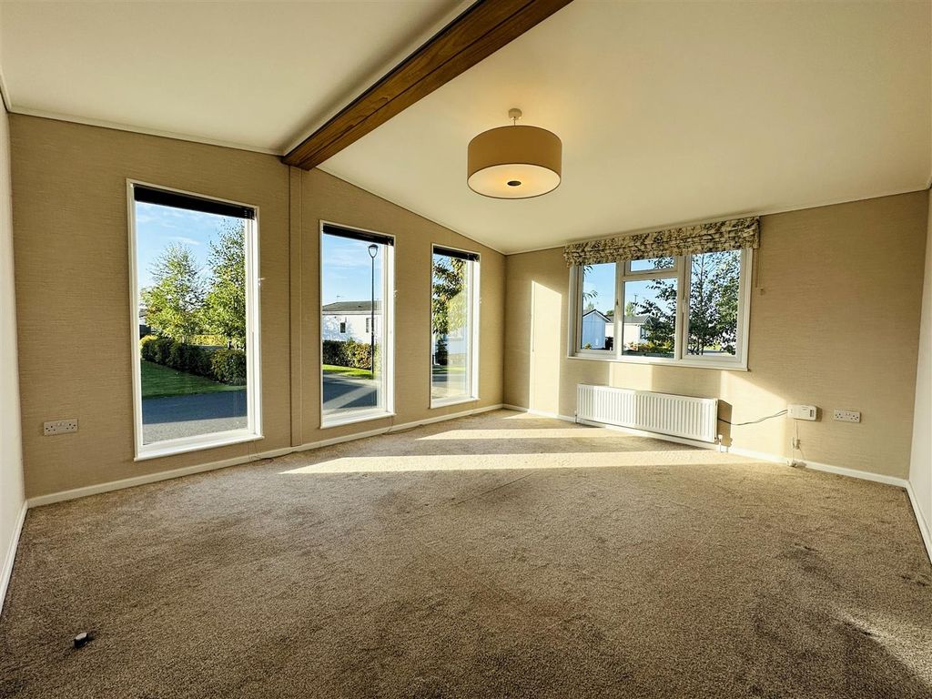 Property photo 3 of 12 Lounge.Jpg
