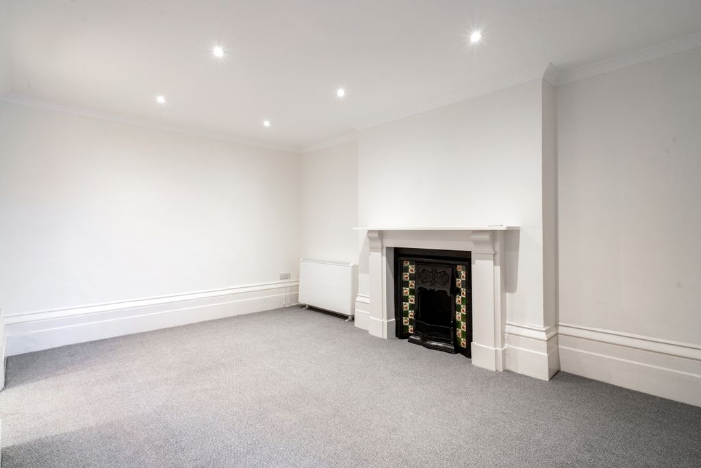 Property photo 3 of 13 78689_Flat-2-20-R...