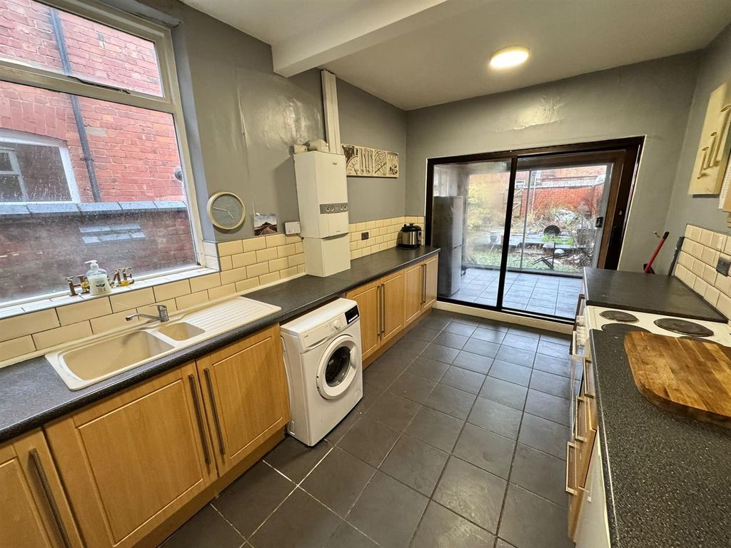 Property photo 3 of 25 Kitchen