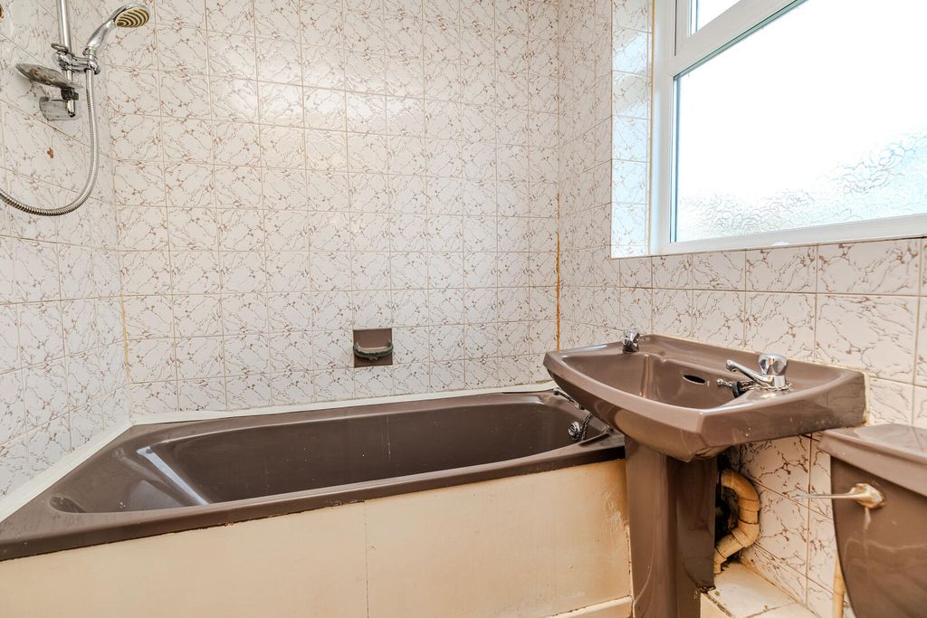 Property photo 2 of 19 Bathroom