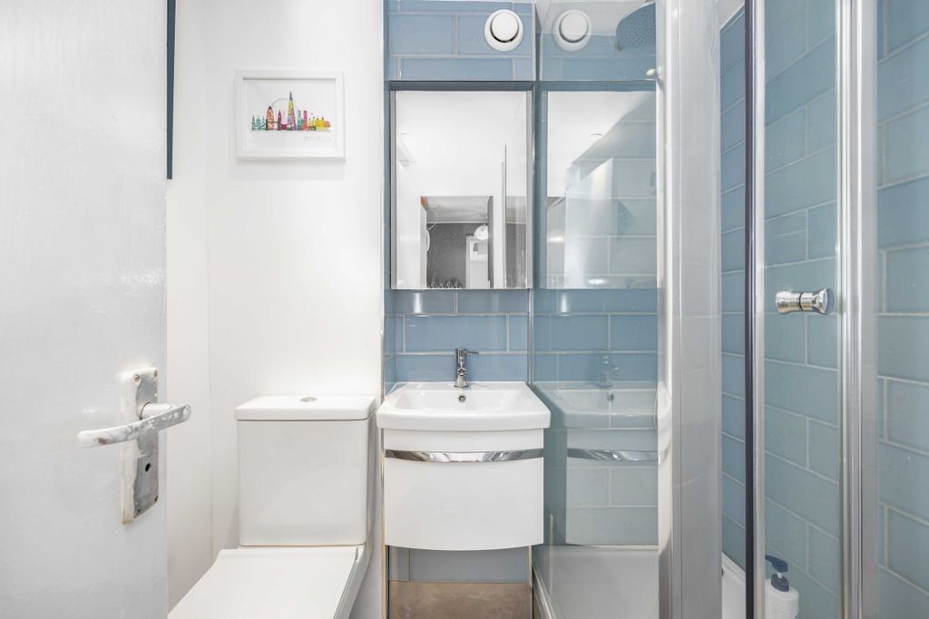 Property photo 3 of 10 Bathroom