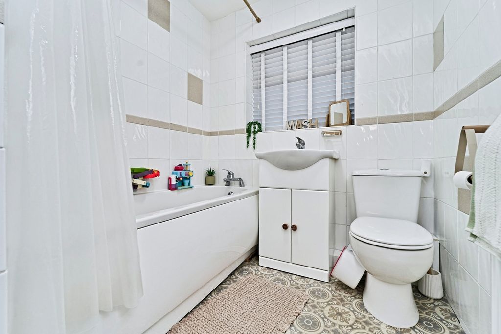 Property photo 3 of 13 Bathroom / W.C.