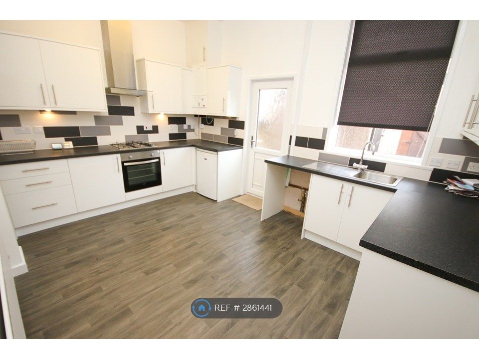 Property photo 2 of 8 Kitchen