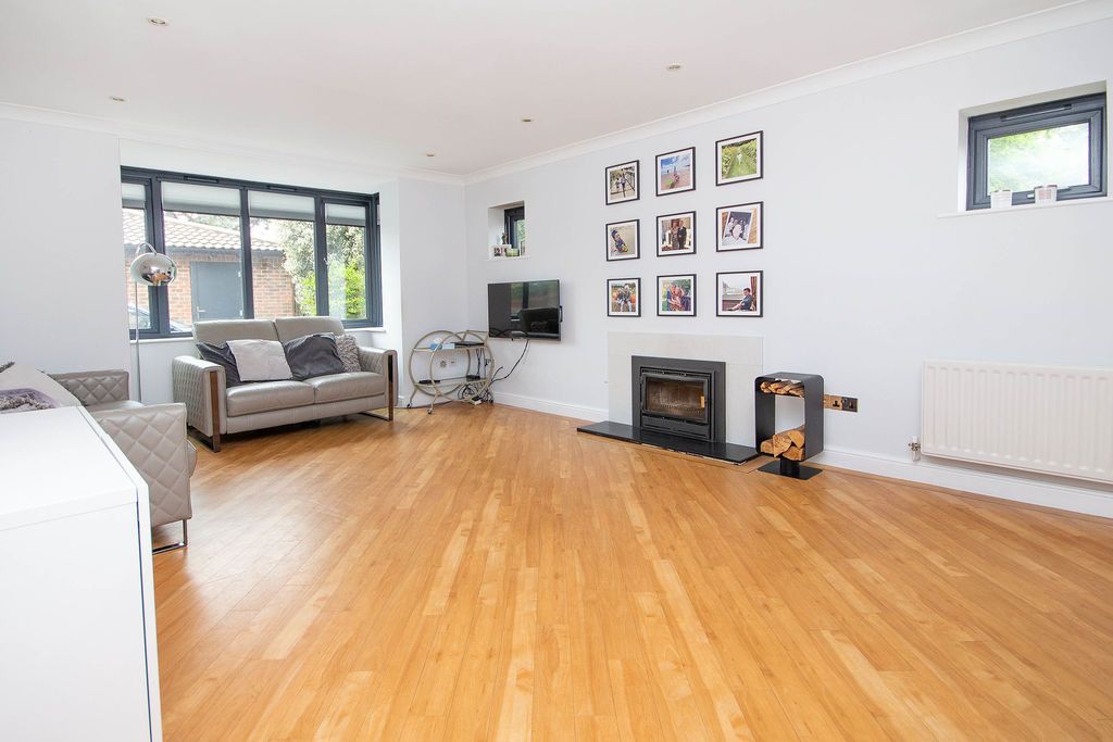 Property photo 3 of 21 Lounge