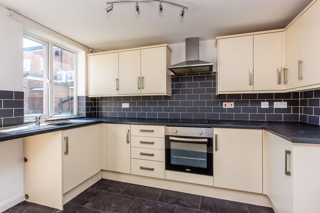 Property photo 3 of 12 Kitchen