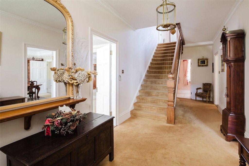 Property photo 3 of 32 Entrance Hall