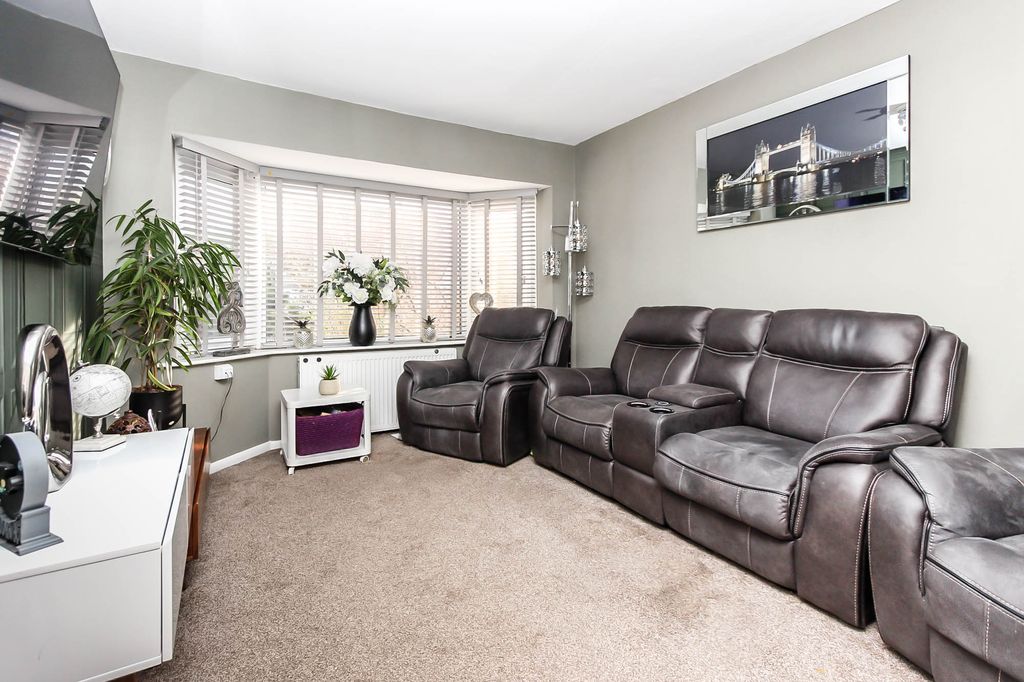 Property photo 2 of 11 Lounge