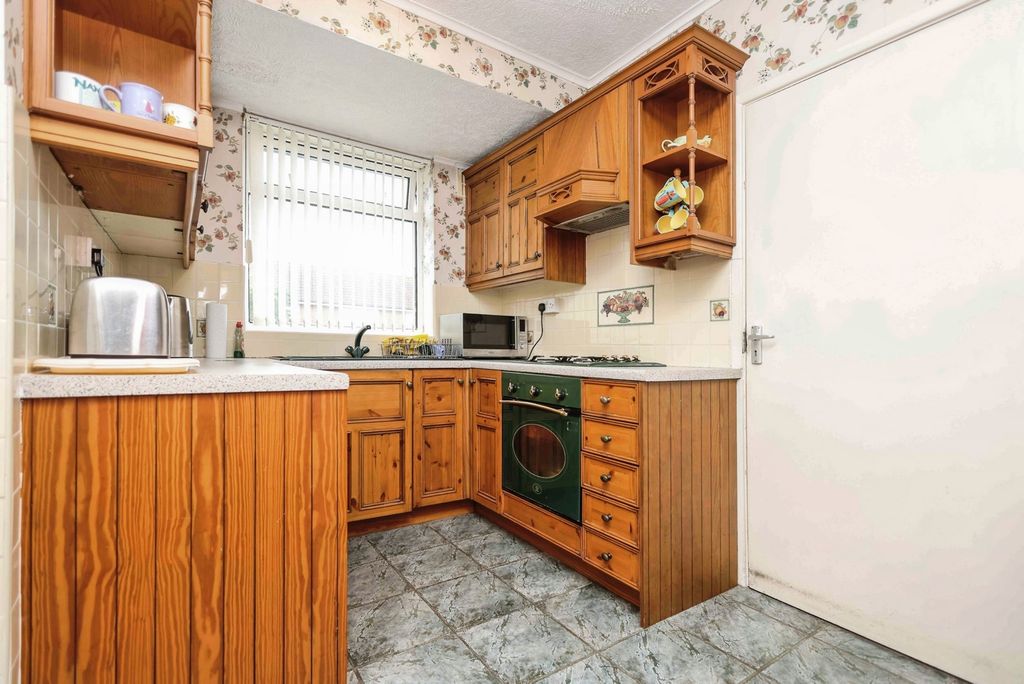 Property photo 3 of 18 Kitchen