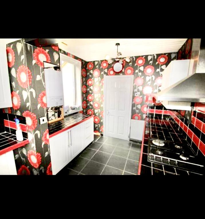 Property photo 3 of 10 Kitchen