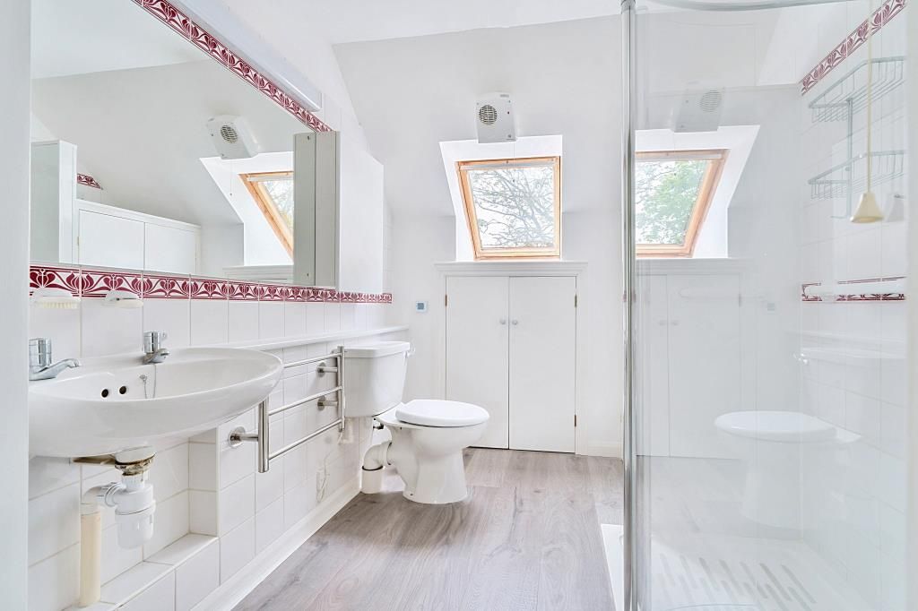 Property photo 3 of 9 Bathroom