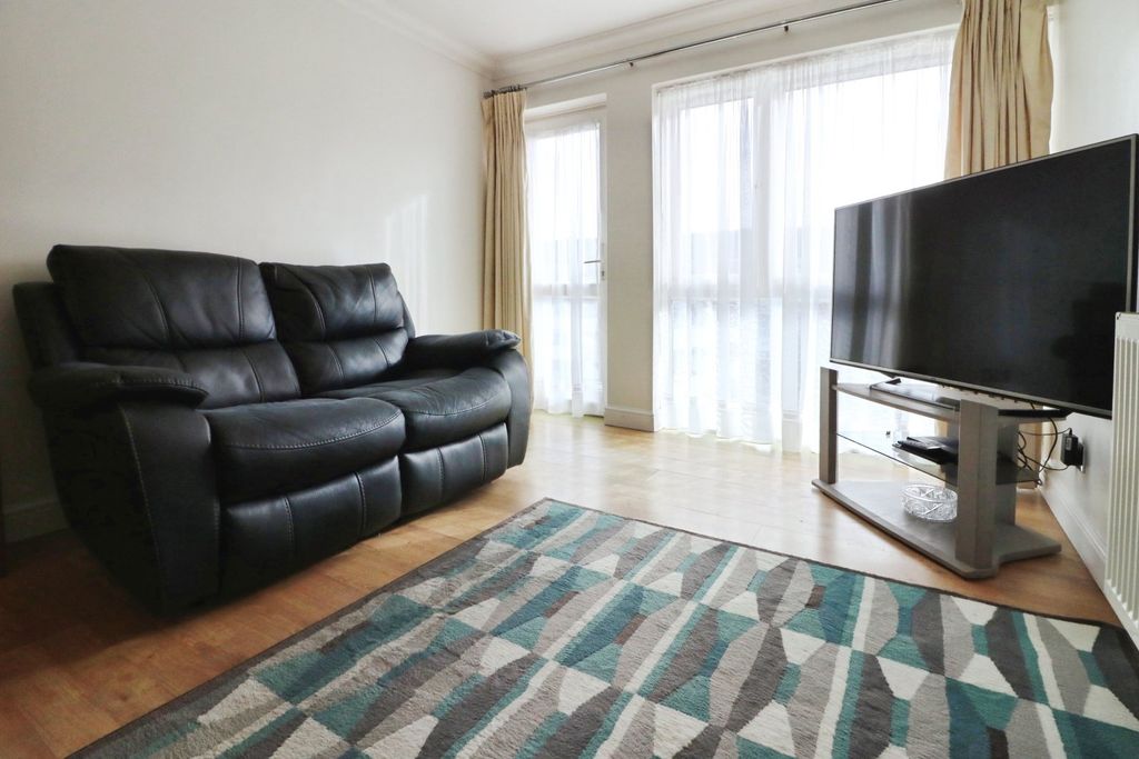 Property photo 3 of 21 Living Room