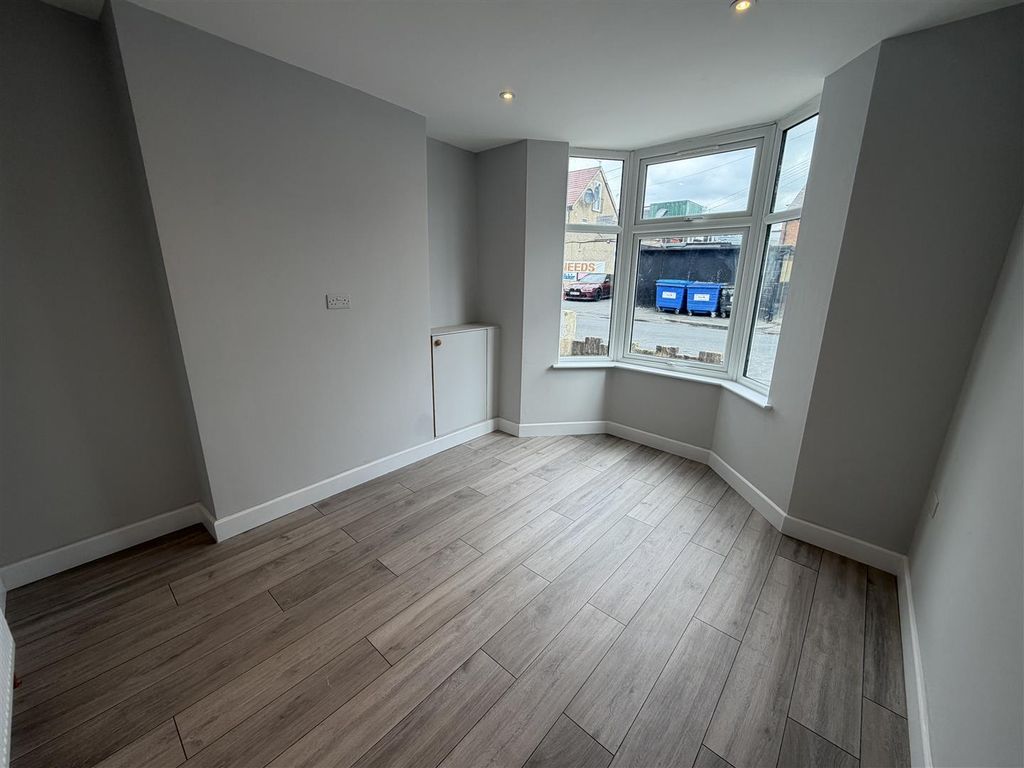 Property photo 2 of 11 Front Room