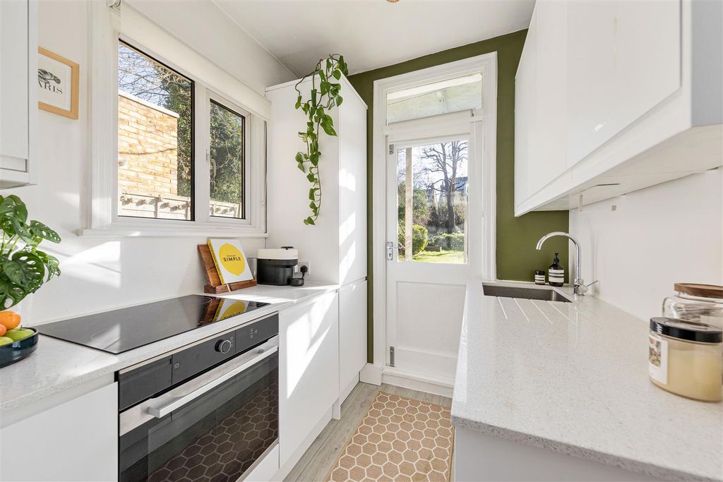 Property photo 3 of 24 Hermon Hill, E11