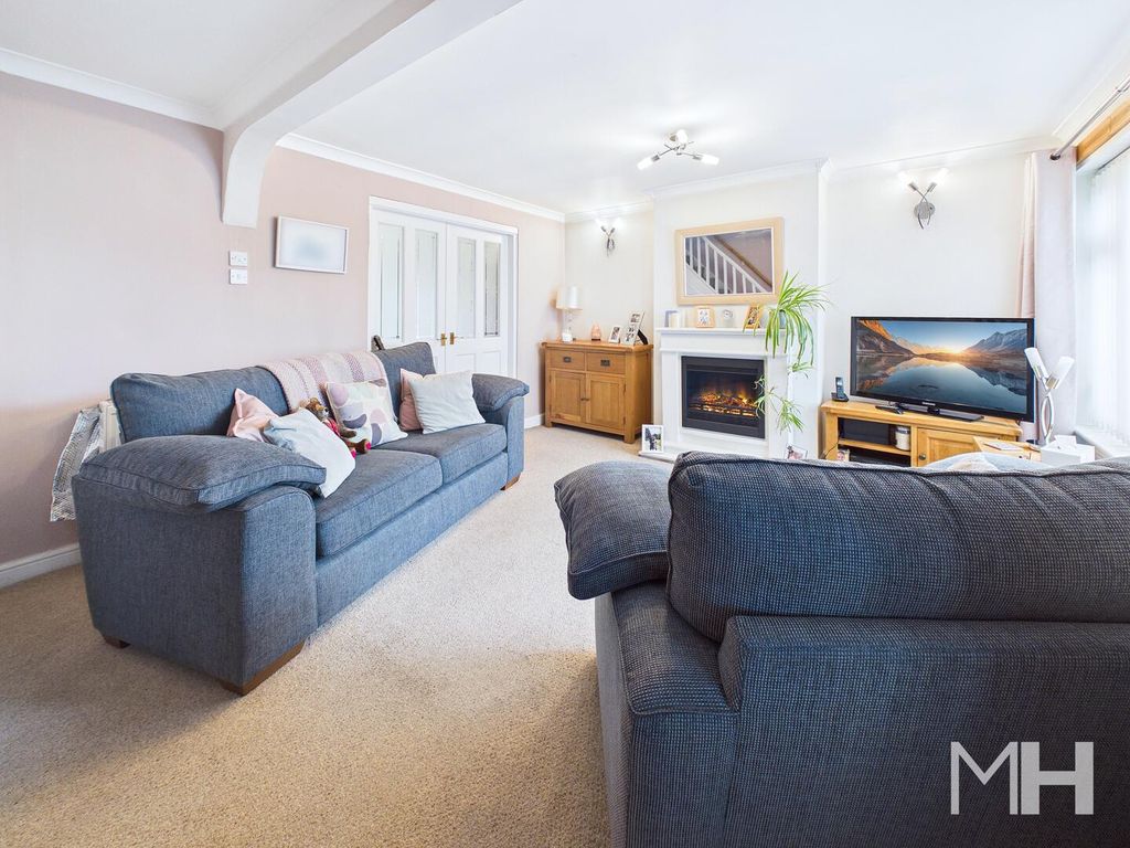 Property photo 3 of 18 Living Room