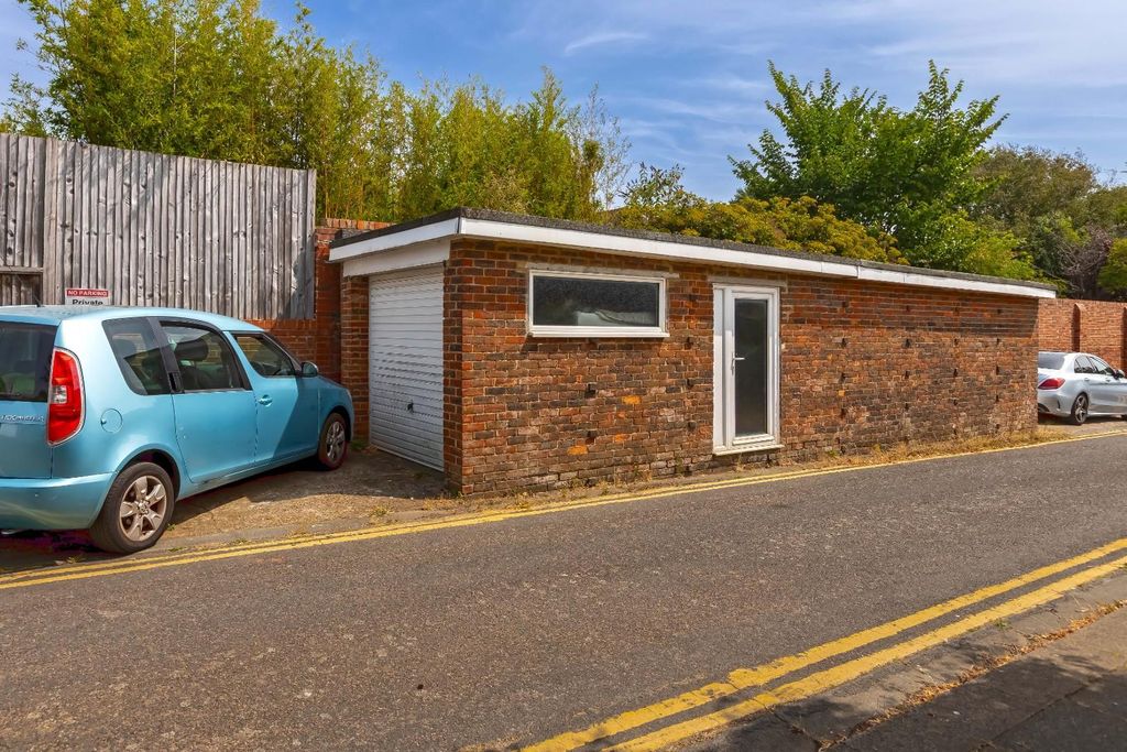 Property photo 2 of 26 Caisters Close_28.Jpg