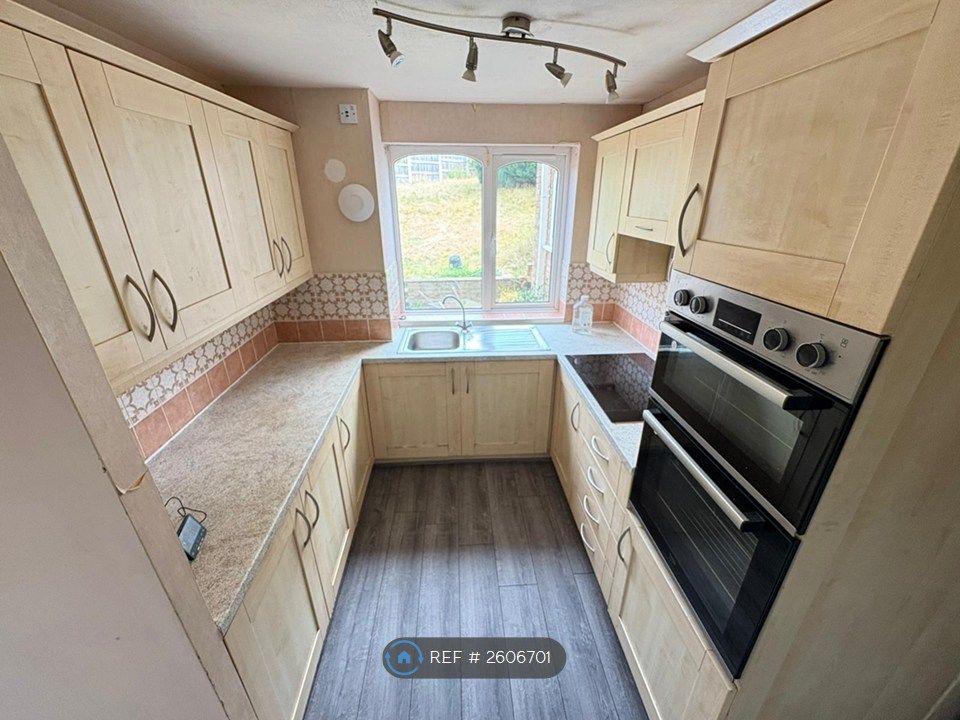 Property photo 3 of 10 Kitchen