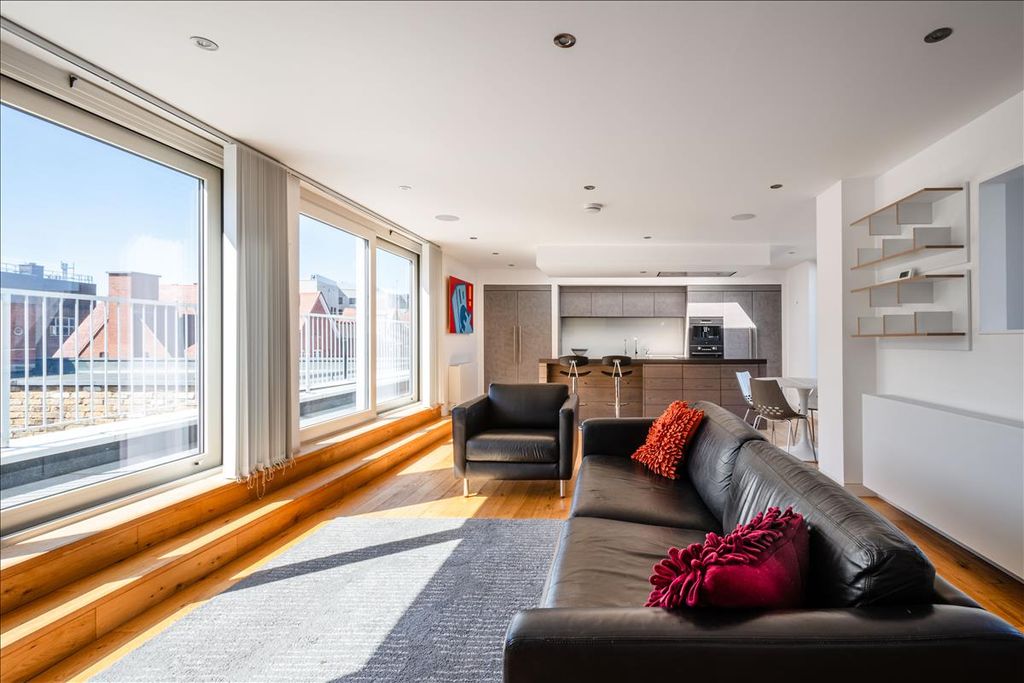 Property photo 2 of 20