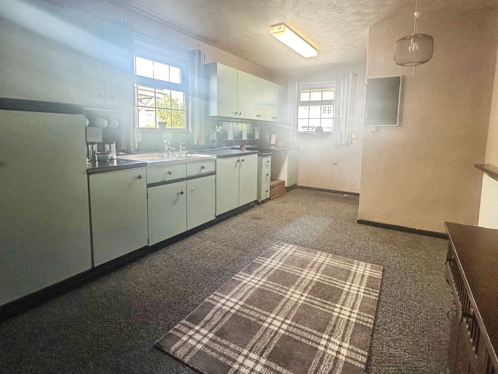 Property photo 3 of 17 Kitchen