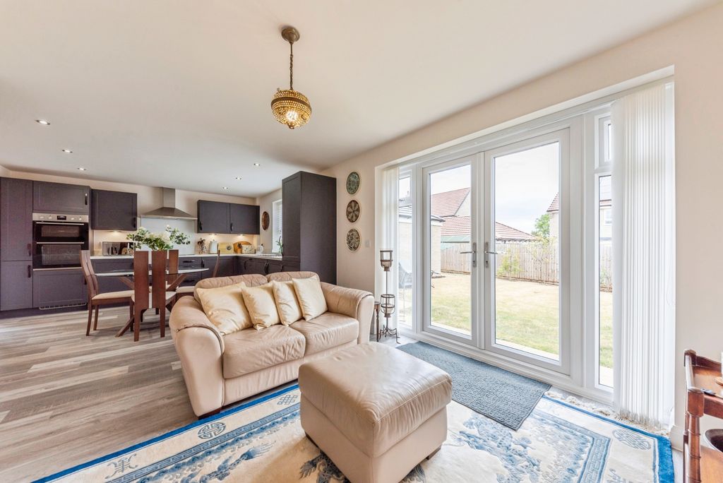 Property photo 2 of 16 11_James_Ancaster_Avenue-28