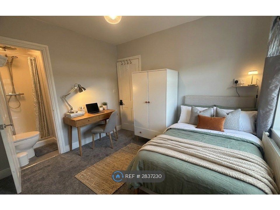 Property photo 3 of 5 En-Suite Room £300