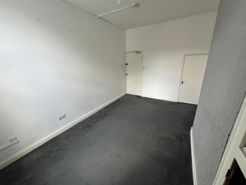 Property photo 2 of 8 A Clean And Well-Maintained Hallway Featuring Neut...