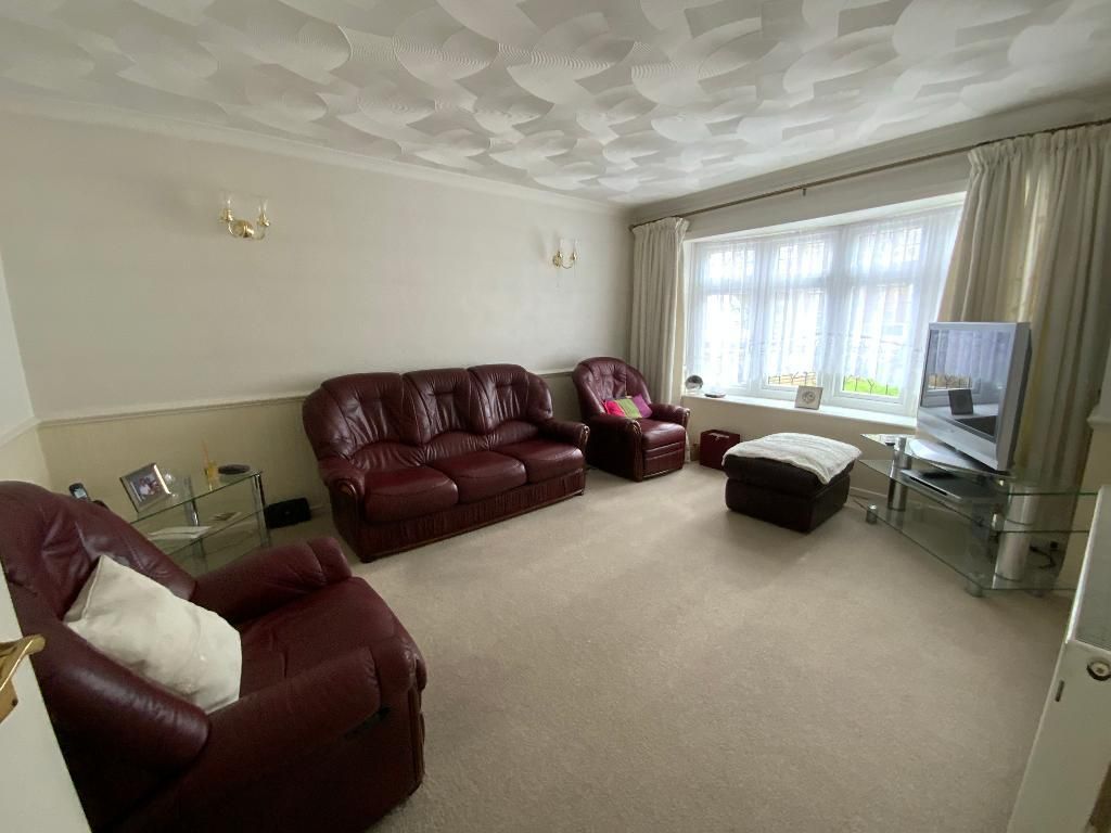 Property photo 2 of 13 Living Room 15'9 x 11'5