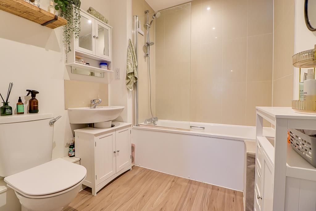 Property photo 2 of 18 Bathroom