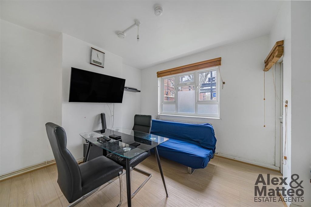 Property photo 2 of 19 Henley Close