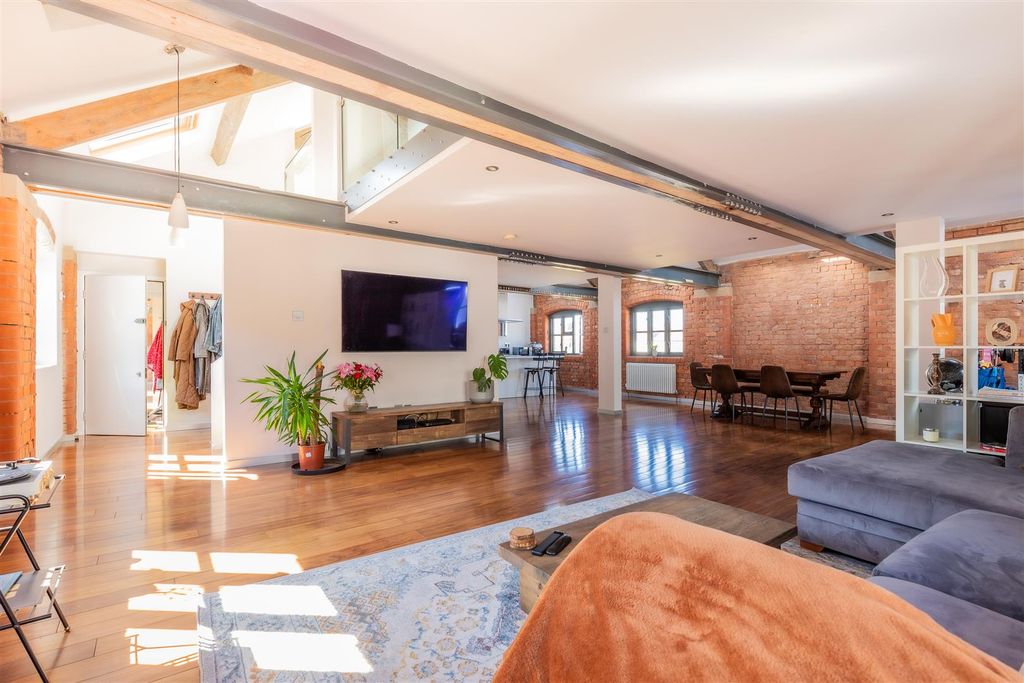 Property photo 1 of 34 Severn Square 4-20.Jpg