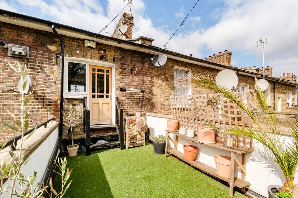 Property photo 3 of 15 Hemingford Road