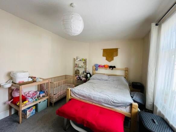 Property photo 3 of 12 Bright, Simply Furnished Double Bedroom With A Woo...