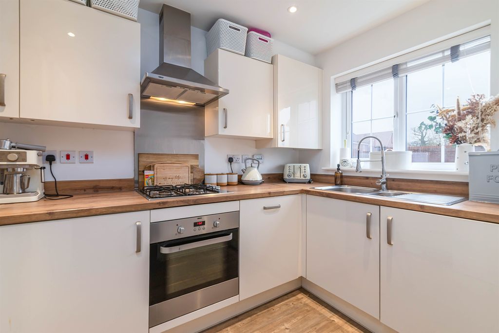 Property photo 3 of 12 Kitchen