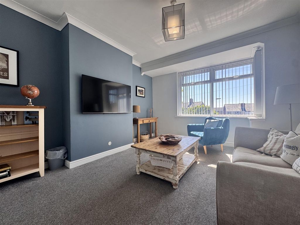 Property photo 2 of 11 Lounge