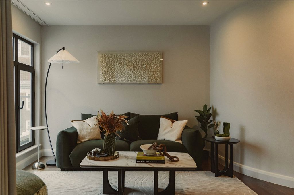 Property photo 2 of 17 Seating Space