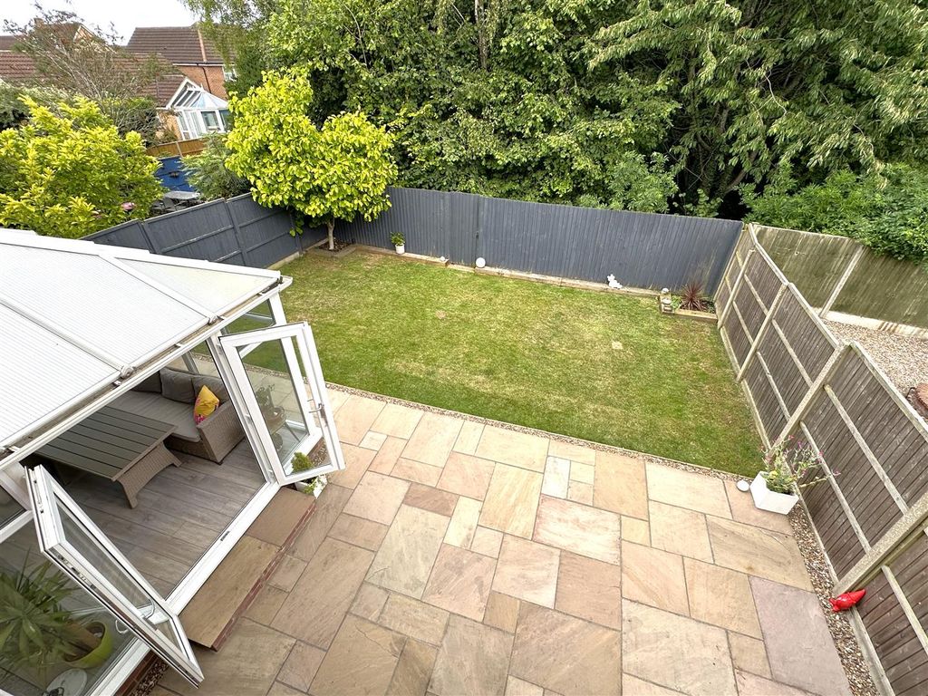 Property photo 3 of 28 Generous Garden &amp; Private Outlook 970