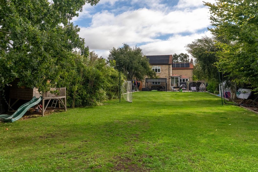 Property photo 2 of 27