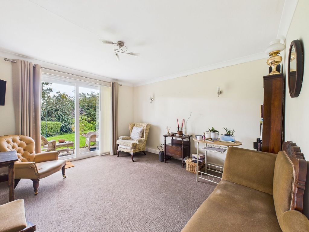 Property photo 3 of 18 Lounge