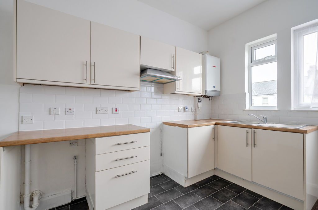 Property photo 3 of 11 Kitchen