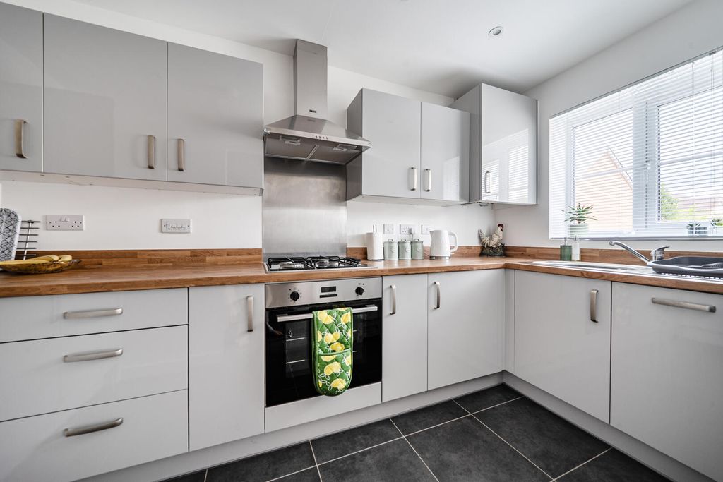 Property photo 3 of 17 Kitchen