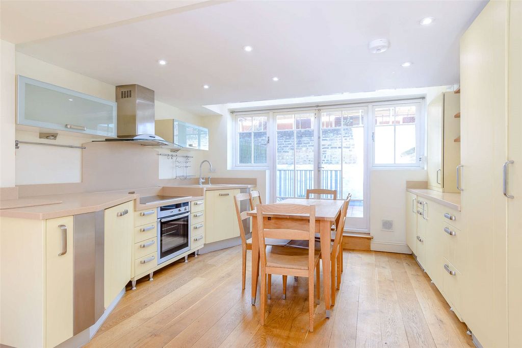 Property photo 2 of 9 Kitchen