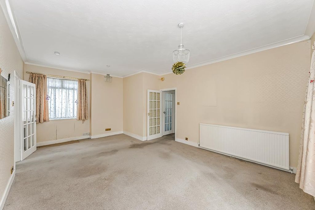 Property photo 2 of 19 97, Chingford Avenue-1.Jpg