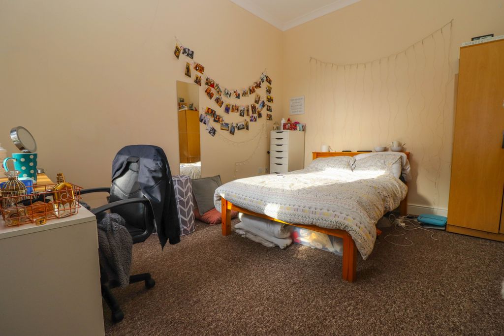 Property photo 3 of 8 Photo 01