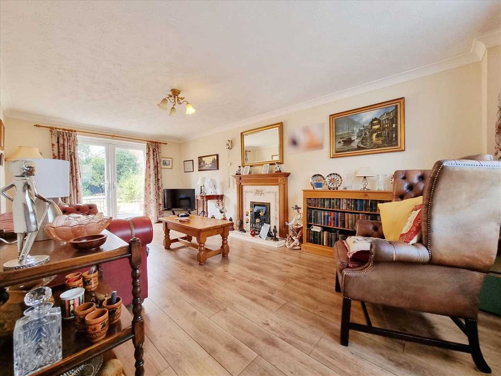 Property photo 2 of 12 Lounge: