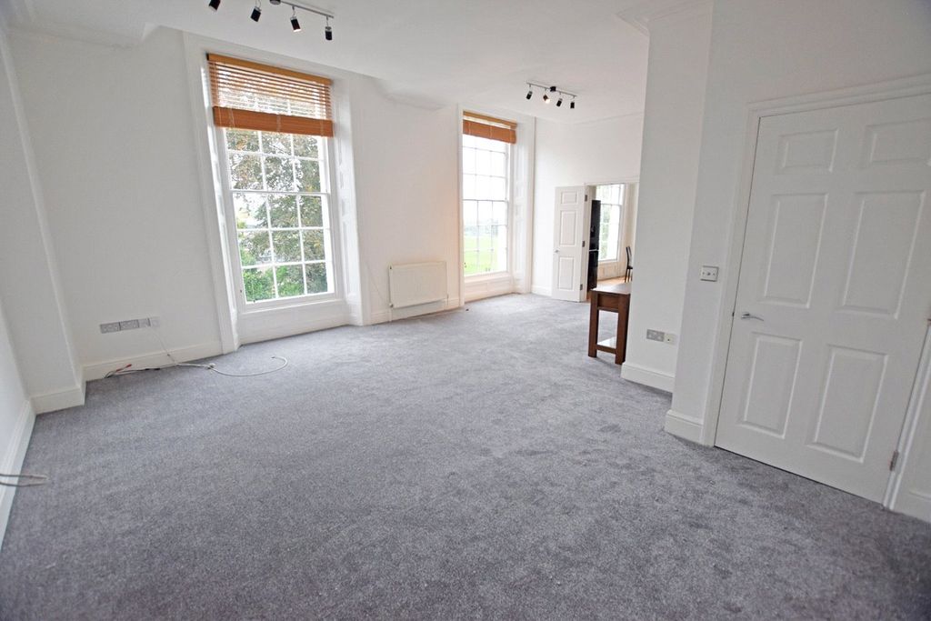 Property photo 3 of 10 Living Room