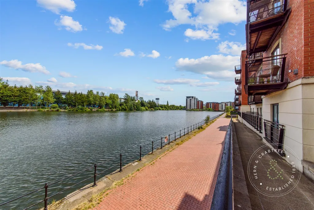 Apartment in Cardiff, Butetown - More