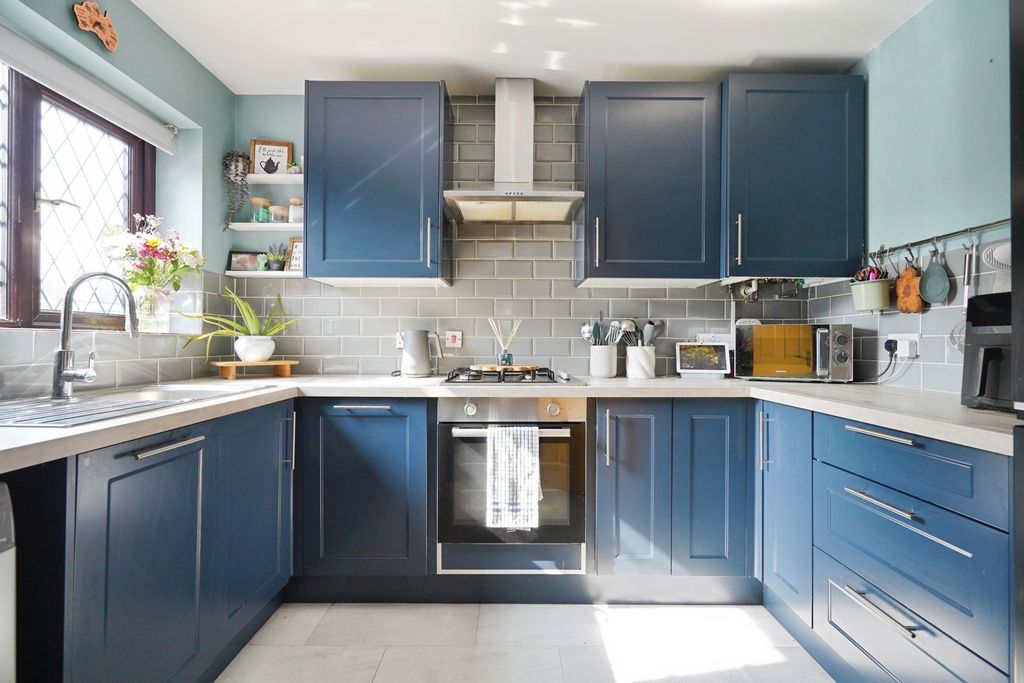 Property photo 3 of 19 Kitchen